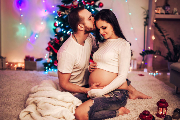 Pregnant woman and husband at Christmas  - Foto, imagen