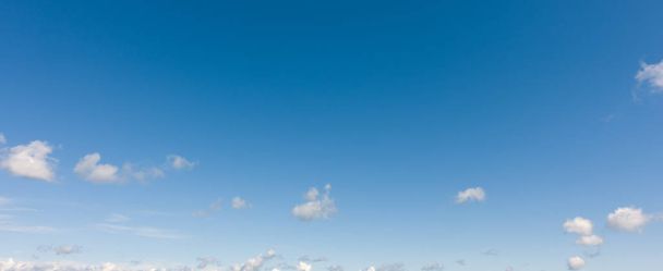 Panorama beyaz bulutlar karşı mavi gökyüzü uçan. - Fotoğraf, Görsel