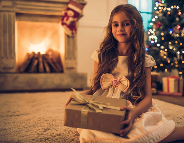 Little girl waiting for Christmas - Foto, Bild