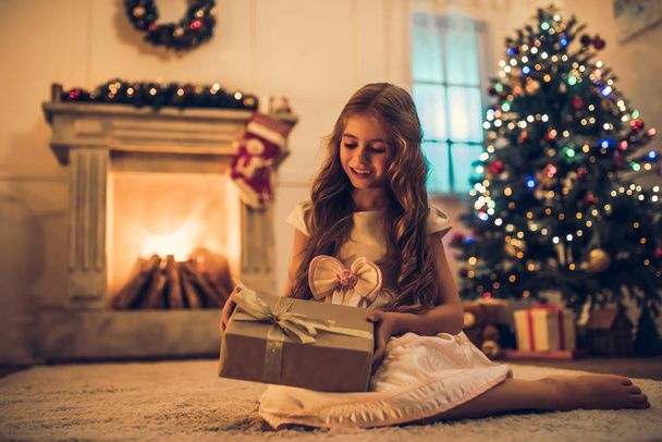 Little girl waiting for Christmas - Фото, изображение