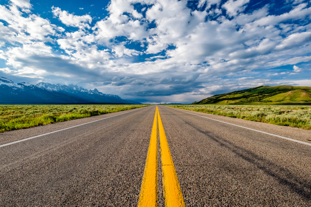 Estrada aberta vazia em Wyoming
 - Foto, Imagem