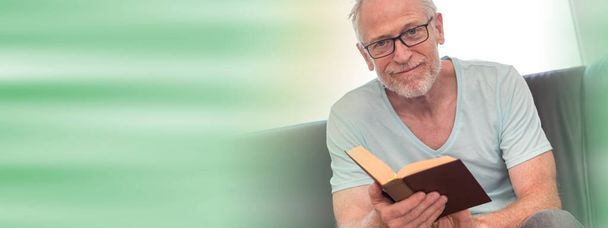 Πορτρέτο του ώριμος άνδρας, διαβάζοντας ένα βιβλίο, την ελαφριά επίδραση - Φωτογραφία, εικόνα