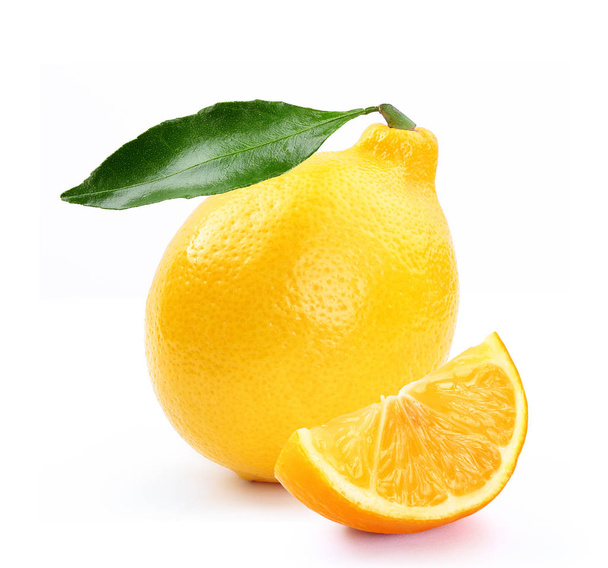 Beyaz arka plan ile dilim ve yaprak taze limon izole - Fotoğraf, Görsel