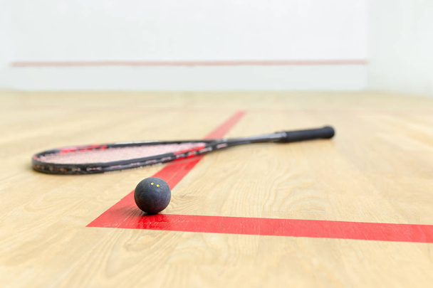 racquetball equipment and wall with red lines - Zdjęcie, obraz