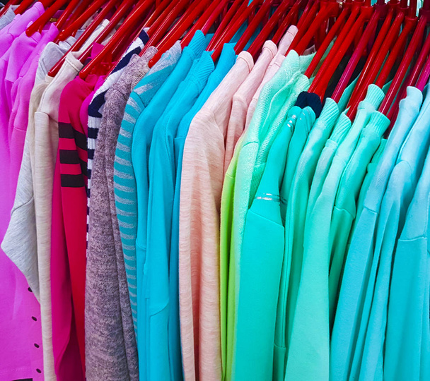 kleding op een hanger - Foto, afbeelding