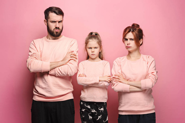 The sad family on pink - 写真・画像