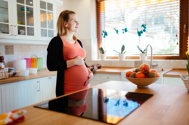 Beautiful pregnant woman ki kitchen - Zdjęcie, obraz