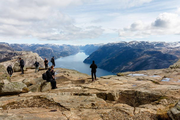 Stavanger, Norvège - 16 avril 2016 : Des gens debout à Preikestolen, le rocher Pulpit. Lysefjorden en arrière-plan
. - Photo, image