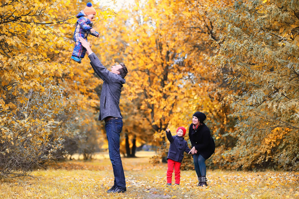 Familie im Herbstpark am Nachmittag - Foto, Bild