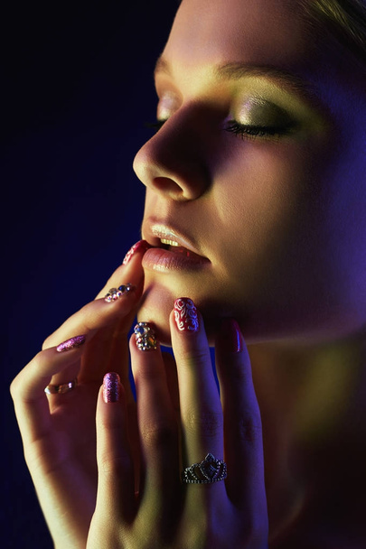piękna dziewczyna z modny makijaż i manicure - Zdjęcie, obraz