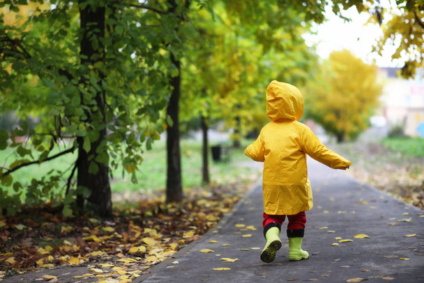 Enfants dans le parc d'automne promenade
 - Photo, image