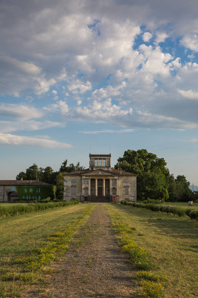 古代のイタリア新古典主義家公園と青い空の雲の中 - 写真・画像