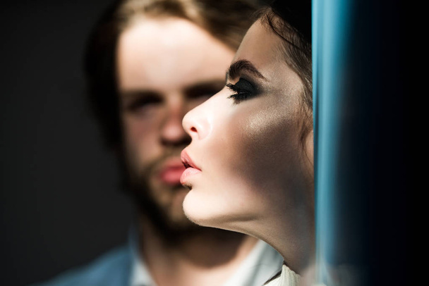 Kadın yüz profil arka plan üzerinde bulanık adamla - Fotoğraf, Görsel