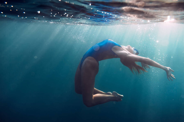 Женщина плавает в тихом океане
. - Фото, изображение
