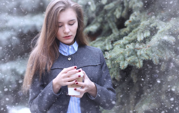Fiatal lány a szabadban, télen. Modell lány pózol kint a egy w - Fotó, kép