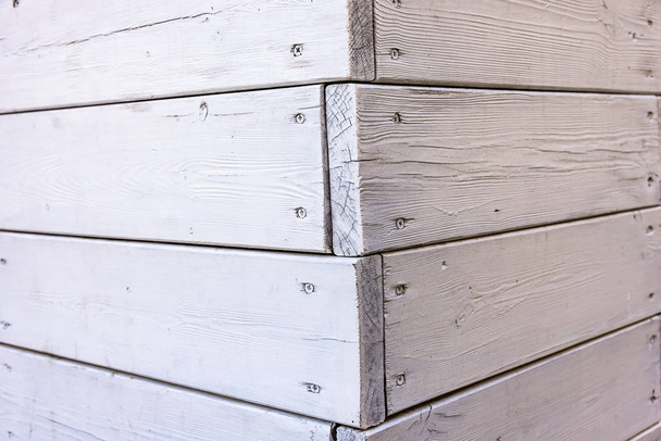 superficie del patrón de paleta de madera blanca vieja húmeda, junta con nudo con línea diagonal
 - Foto, imagen