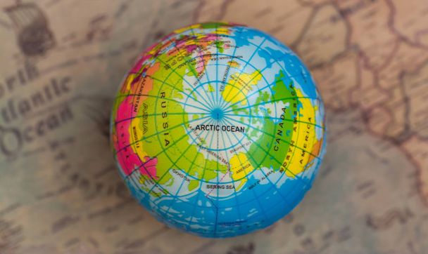 Globo multicolor en el fondo del mapa del mundo, vista superior
 - Foto, imagen