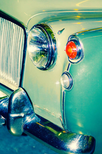 The front of a green classic, vintage car - Foto, afbeelding