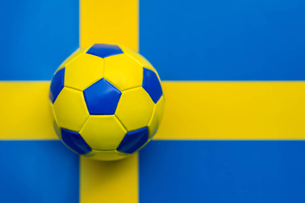 Futball-labda, sárga-kék egy elszigetelt fehér background - Fotó, kép