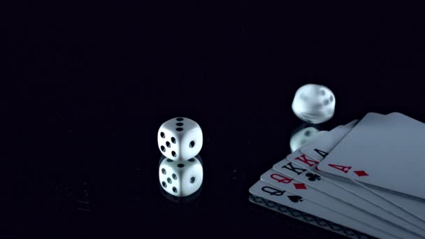 Póker kártya és kocka Spinning - Felvétel, videó