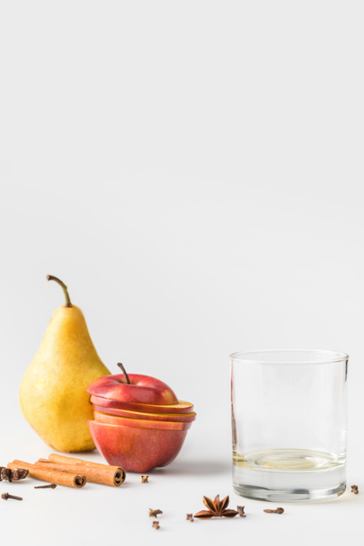 bicchiere vuoto con mela e pera su superficie bianca
 - Foto, immagini