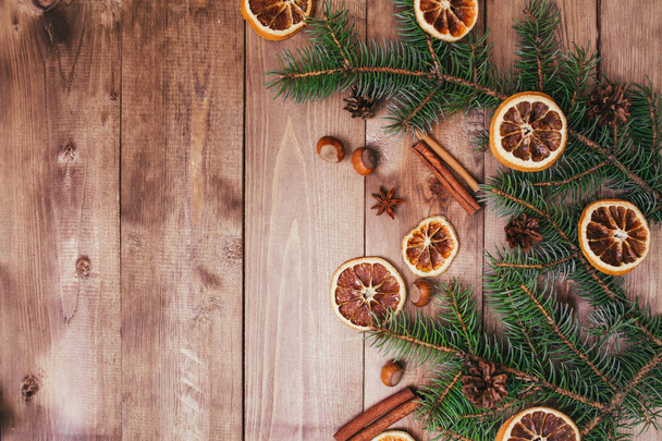 Noël ou Nouvel An fond en bois brun, décor de nourriture de Noël avec sapin. Décorations de Noël, espace pour un texte, vue d'en haut
 - Photo, image