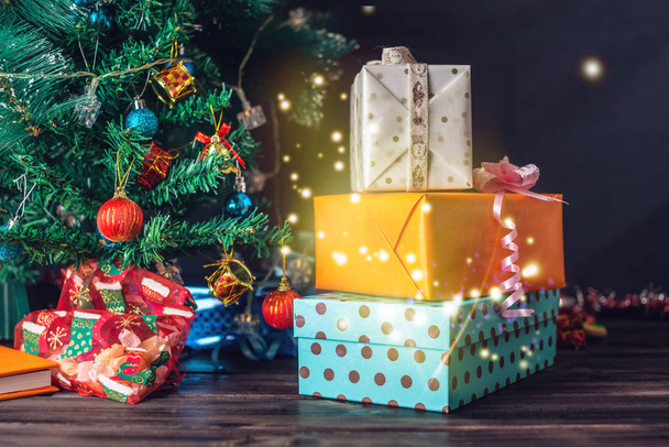 Pole rodziny prezent od Świętego Mikołaja w pobliżu choinki na Boże Narodzenie. Pojęcie Sylwester Magic - Zdjęcie, obraz
