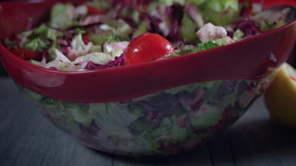 Čerstvý zeleninový salát - Záběry, video