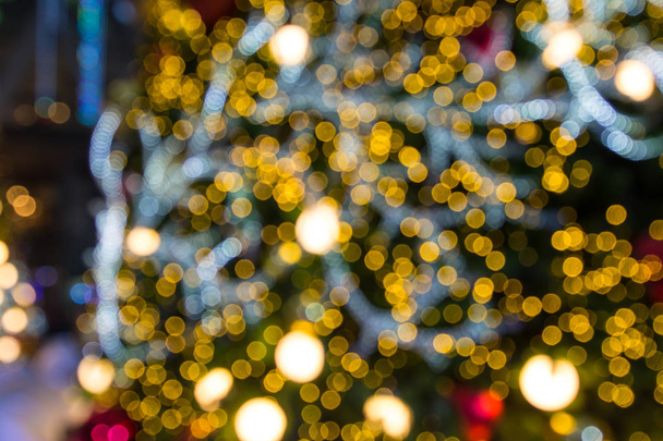 abstrakter weihnachtlicher Hintergrund mit defokussierten Lichtern - Foto, Bild