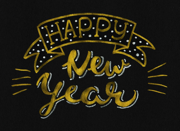 frohes neues Jahr Gold glitzernden eleganten modernen Pinsel Schriftzug Design auf schwarzem Hintergrund - Foto, Bild
