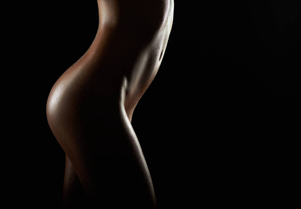 Приголомшлива гола жінка на чорному тлі
 - Фото, зображення