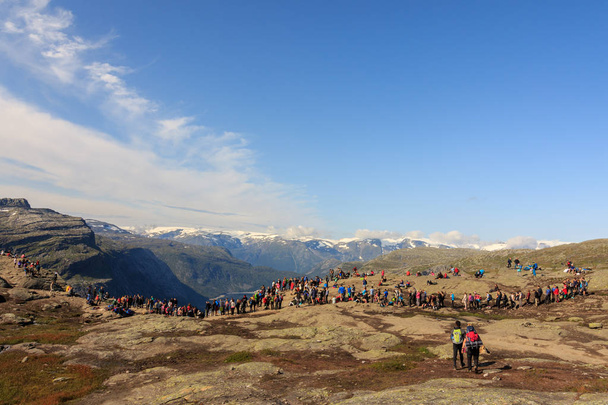 Trolltunga, Norvège - 26 août 2017 : Beaucoup de gens attendent dans une longue file d'attente pour sortir sur la Trolltunga pour leur photo
. - Photo, image