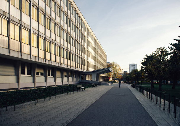pusty kampusu Uniwersytetu w Strasburgu - Zdjęcie, obraz