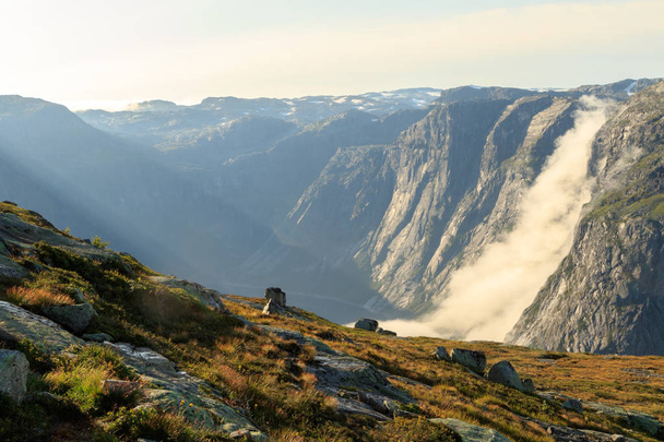 Τα τοπία της οροσειράς Νορβηγικά στην πίστα να χώρου (Trolltunga) - Φωτογραφία, εικόνα