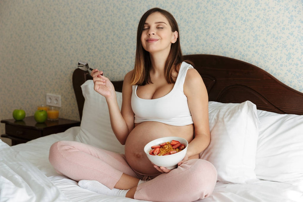 Portrait of a satisfied young pregnant woman - Фото, зображення