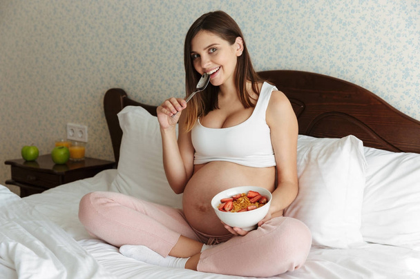 Retrato de uma jovem mulher grávida sorridente
 - Foto, Imagem