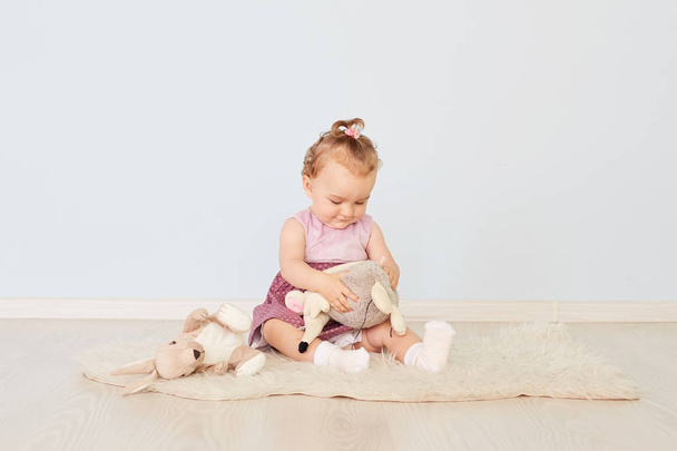 klein kind speelt met speelgoed in de studio - Foto, afbeelding