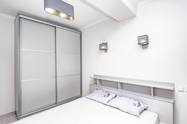 Eenvoudige witte lege slaapkamer interieur - Foto, afbeelding