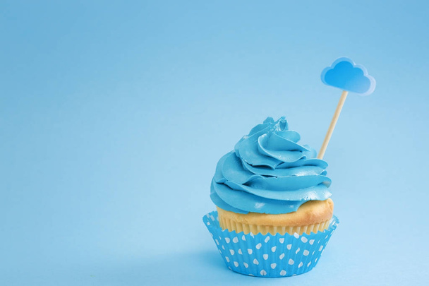 Tasty cupcake on color background - Foto, imagen