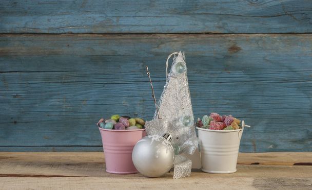 Handmade christmas decoration and colorful candy on wooden backg - Valokuva, kuva