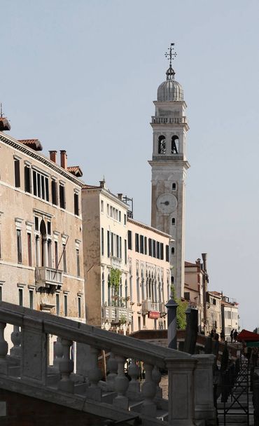 κουδούνι πύργο της Πίζας από την εκκλησία του Αγίου Geroge ονομάζεται San ΓΙΩΡ - Φωτογραφία, εικόνα
