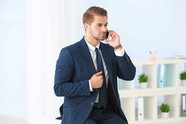businessman talking on mobile phone - Fotografie, Obrázek