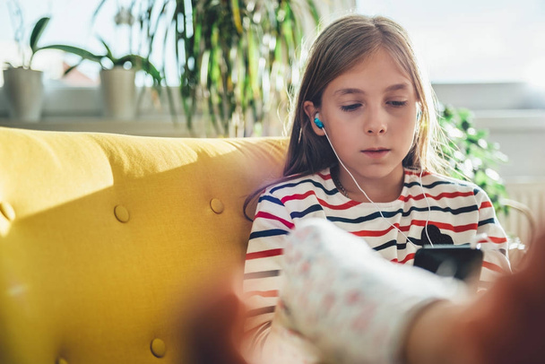 Little girl listening to music  - Foto, afbeelding