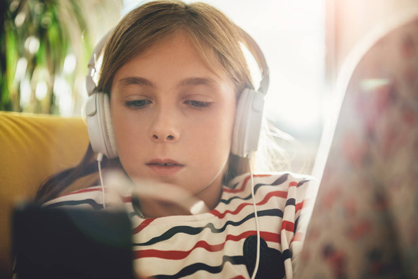 Little girl listening to music  - Valokuva, kuva