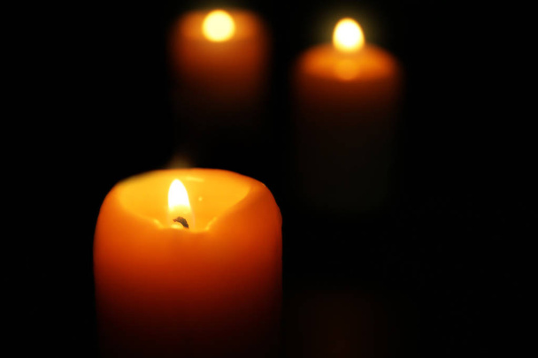 Burning candles on dark background, closeup - Foto, Imagen