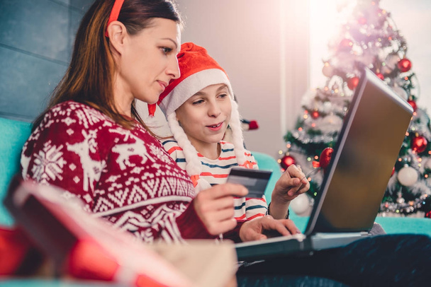 Mother and daughter shopping online - Foto, immagini