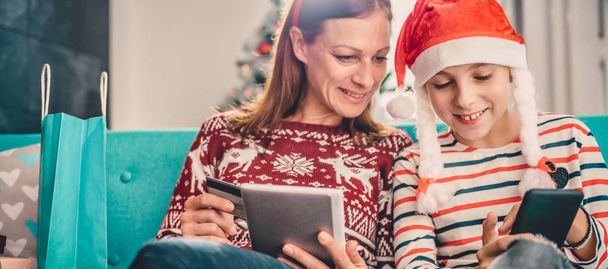 Mother and daughter shopping online - Foto, Bild