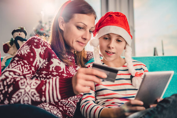 Mother and daughter shopping online - Foto, Bild