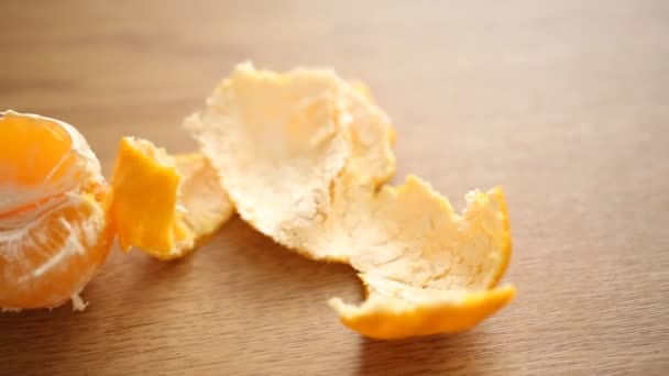 Niña tomando media mandarina
 - Metraje, vídeo