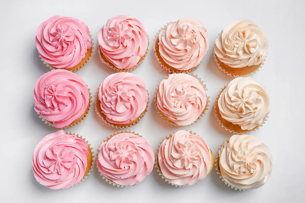 Many yummy cupcakes on white background - Φωτογραφία, εικόνα